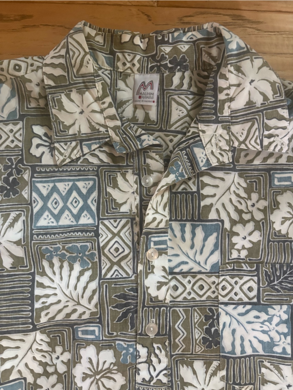 1/4 Button Up Hawaiian, M.